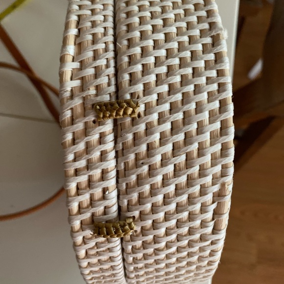 Cute Round Tan Woven Straw Crossover Purse. - Picture 14 of 16